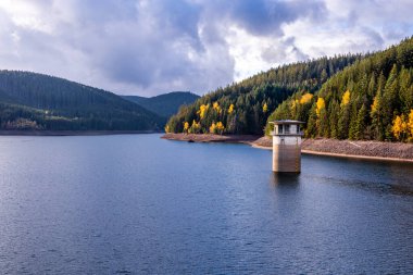 Luisenthal yakınlarındaki Ohratal barajında sonbahar yürüyüşü - Thüringen Ormanı - Thüringen - Almanya