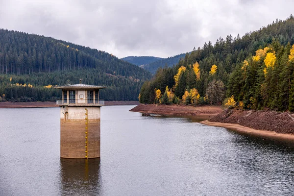 Luisenthal yakınlarındaki Ohratal barajında sonbahar yürüyüşü - Thüringen Ormanı - Thüringen - Almanya