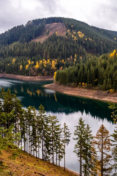 Luisenthal yakınlarındaki Ohratal barajında sonbahar yürüyüşü - Thüringen Ormanı - Thüringen - Almanya