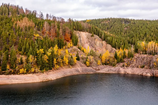 Luisenthal yakınlarındaki Ohratal barajında sonbahar yürüyüşü - Thüringen Ormanı - Thüringen - Almanya