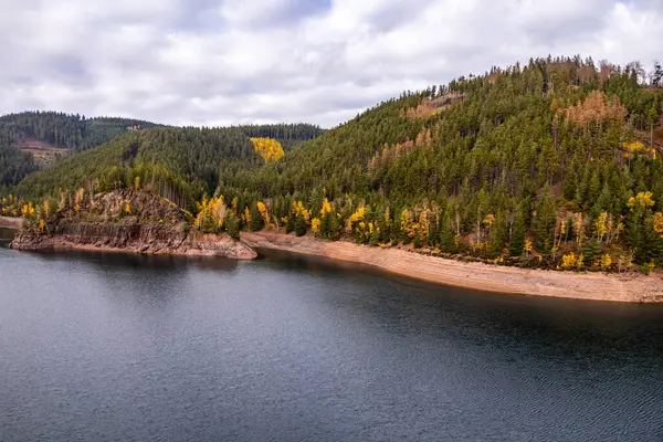 Luisenthal yakınlarındaki Ohratal barajında sonbahar yürüyüşü - Thüringen Ormanı - Thüringen - Almanya