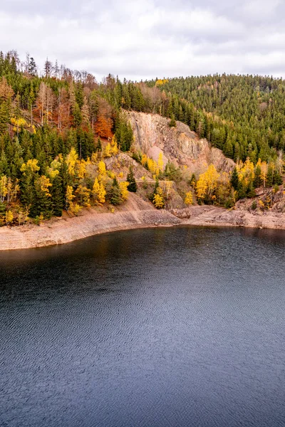Luisenthal yakınlarındaki Ohratal barajında sonbahar yürüyüşü - Thüringen Ormanı - Thüringen - Almanya