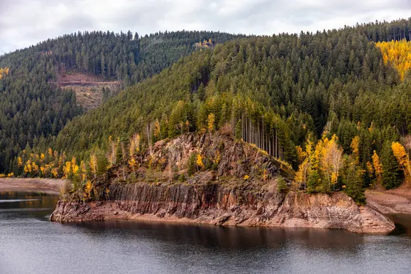 Luisenthal yakınlarındaki Ohratal barajında sonbahar yürüyüşü - Thüringen Ormanı - Thüringen - Almanya