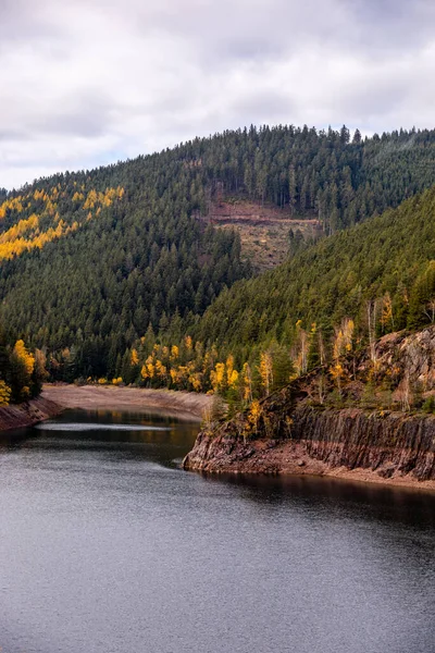 Luisenthal yakınlarındaki Ohratal barajında sonbahar yürüyüşü - Thüringen Ormanı - Thüringen - Almanya