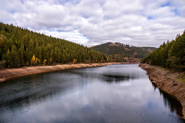 Luisenthal yakınlarındaki Ohratal barajında sonbahar yürüyüşü - Thüringen Ormanı - Thüringen - Almanya