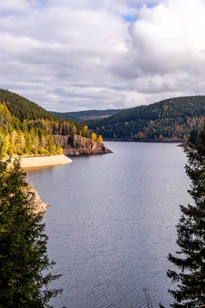 Luisenthal yakınlarındaki Ohratal barajında sonbahar yürüyüşü - Thüringen Ormanı - Thüringen - Almanya