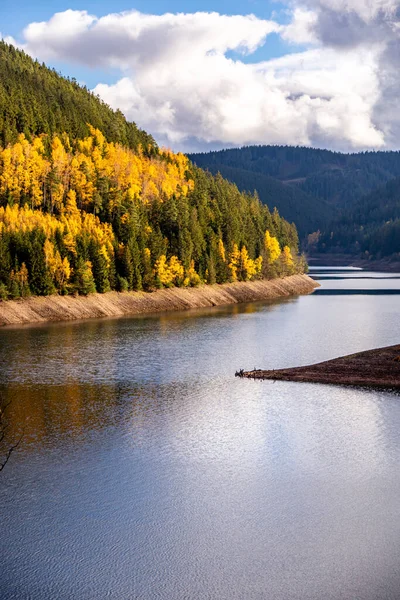 Luisenthal yakınlarındaki Ohratal barajında sonbahar yürüyüşü - Thüringen Ormanı - Thüringen - Almanya