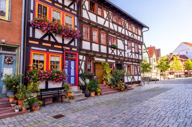 Yaz sonlarında Schmalkalden - Thüringen - Almanya 'nın romantik yarım kereste kasabasında yürüyüş