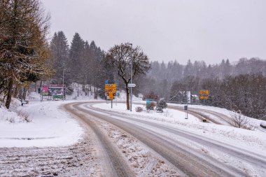 Karla kaplı Thüringen Ormanı 'nda ilk kış yürüyüşü Rennsteig İstasyonu - Thüringen - Almanya