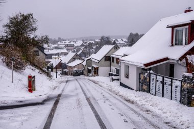 Karla kaplı Thüringen Ormanı 'nda ilk kış yürüyüşü Rennsteig İstasyonu - Thüringen - Almanya