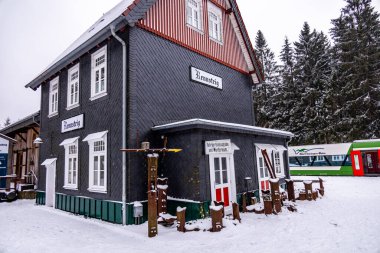 Karla kaplı Thüringen Ormanı 'nda ilk kış yürüyüşü Rennsteig İstasyonu - Thüringen - Almanya