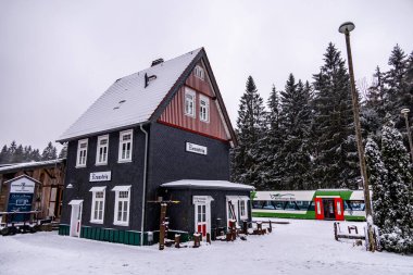 Karla kaplı Thüringen Ormanı 'nda ilk kış yürüyüşü Rennsteig İstasyonu - Thüringen - Almanya