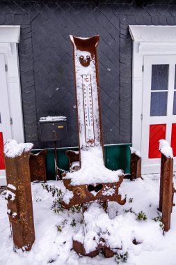 Karla kaplı Thüringen Ormanı 'nda ilk kış yürüyüşü Rennsteig İstasyonu - Thüringen - Almanya