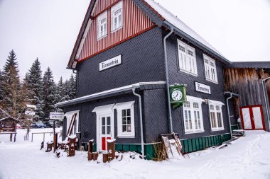 Karla kaplı Thüringen Ormanı 'nda ilk kış yürüyüşü Rennsteig İstasyonu - Thüringen - Almanya