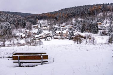 Tambach-Dietharz yakınlarındaki karla kaplı Thüringen Ormanı 'nda yapılan ilk kış yürüyüşü.