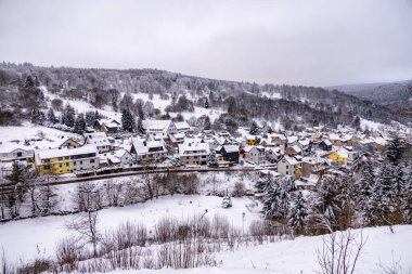Oberhof yakınlarındaki Thüringen Ormanı 'nda kısa kış yürüyüşü.