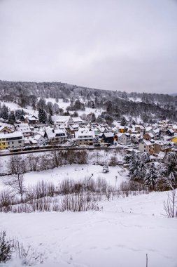 Oberhof yakınlarındaki Thüringen Ormanı 'nda kısa kış yürüyüşü.