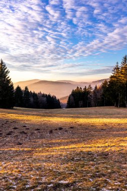 Zella-Mehlis yakınlarındaki Ruppberg 'e kısa gün batımı yürüyüşü - Thüringen - Almanya