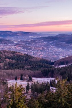 Zella-Mehlis yakınlarındaki Ruppberg 'e kısa gün batımı yürüyüşü - Thüringen - Almanya
