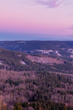 Zella-Mehlis yakınlarındaki Ruppberg 'e kısa gün batımı yürüyüşü - Thüringen - Almanya