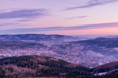 Zella-Mehlis yakınlarındaki Ruppberg 'e kısa gün batımı yürüyüşü - Thüringen - Almanya