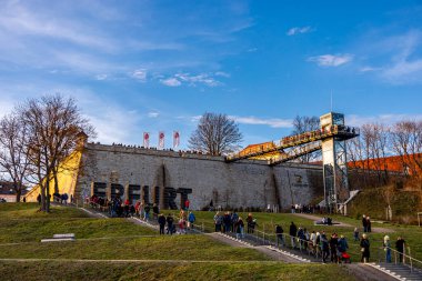 Soğuk bir kış gününde Thüringen 'in başkentinde yürümek - Erfurt - Almanya