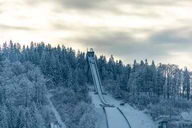 Brotterode - Thüringen yakınlarında karla kaplı Inselsberg etrafında kısa kış yürüyüşü