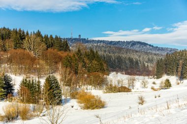 Brotterode - Thüringen yakınlarında karla kaplı Inselsberg etrafında kısa kış yürüyüşü