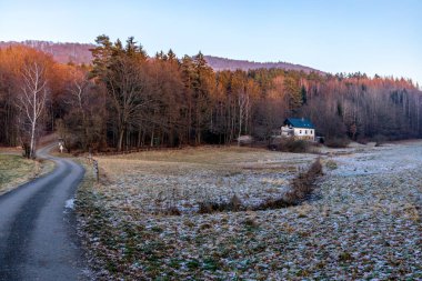 Schmalkalden 'in ön kapısının dışında, harika bir günbatımında, Thüringen - Almanya