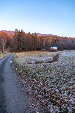 Schmalkalden 'in ön kapısının dışında, harika bir günbatımında, Thüringen - Almanya