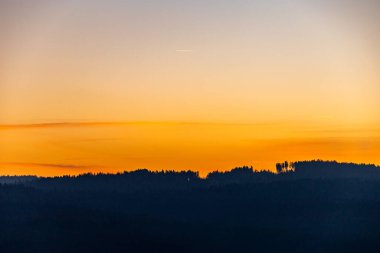 Schmalkalden 'in ön kapısının dışında, harika bir günbatımında, Thüringen - Almanya