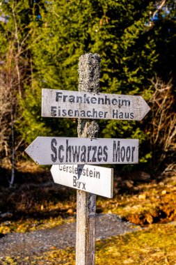 Thüringen, Hesse ve Bavyera - Fladungen - Rhn - Almanya arasındaki eski sınır boyunca güzel güneşli bir günde kısa kış yürüyüşü