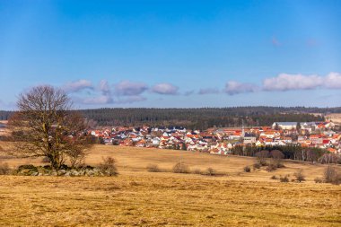 Thüringen, Hesse ve Bavyera - Fladungen - Rhn - Almanya arasındaki eski sınır boyunca güzel güneşli bir günde kısa kış yürüyüşü