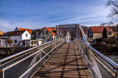 Bad Berka yakınlarındaki Ilm 'de bahar yürüyüşü muhteşem güneş ışığında - Thüringen - Almanya