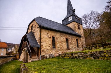 Bad Berka yakınlarındaki Ilm 'de bahar yürüyüşü muhteşem güneş ışığında - Thüringen - Almanya