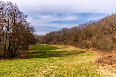 Vacha-Thüringen yakınlarındaki eşsiz Werra Vadisi 'nde bahar yürüyüşü.