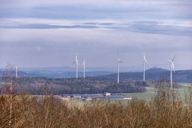 Vacha-Thüringen yakınlarındaki eşsiz Werra Vadisi 'nde bahar yürüyüşü.