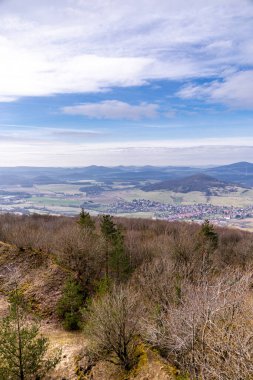 Vacha-Thüringen yakınlarındaki eşsiz Werra Vadisi 'nde bahar yürüyüşü.