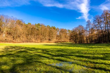 Vacha-Thüringen yakınlarındaki eşsiz Werra Vadisi 'nde bahar yürüyüşü.