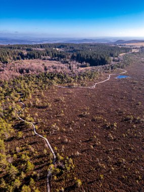 Thüringen, Hesse ve Bavyera - Fladungen - Rhn - Almanya arasındaki eski sınır boyunca güzel güneşli bir günde kısa kış yürüyüşü