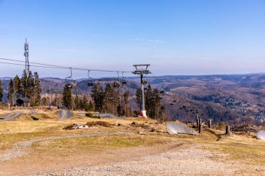 Steinach-Thüringen yakınlarındaki güzel Thüringen Ormanı 'nda bahar yürüyüşü.