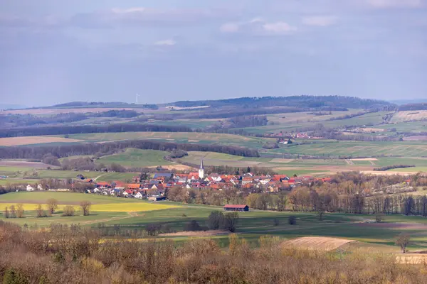 Hildburghausen - Thüringen - Almanya 'nın güzel Heldburger Diyarı' nda harika bir bahar yürüyüşü.