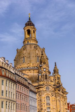 Dresden 'in güzel tarihi şehir merkezinde kısa bir akşam yürüyüşü - Saksonya - Almanya 