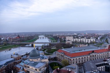 Dresden 'in güzel tarihi şehir merkezinde kısa bir akşam yürüyüşü - Saksonya - Almanya 