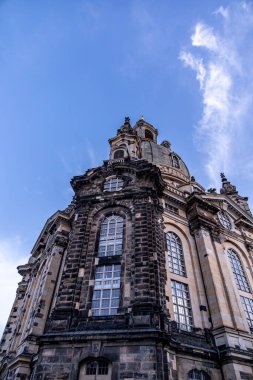 Dresden 'in güzel tarihi şehir merkezinde kısa bir akşam yürüyüşü - Saksonya - Almanya 