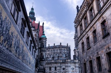 Dresden 'in güzel tarihi şehir merkezinde kısa bir akşam yürüyüşü - Saksonya - Almanya 