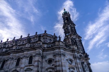 Dresden 'in güzel tarihi şehir merkezinde kısa bir akşam yürüyüşü - Saksonya - Almanya 