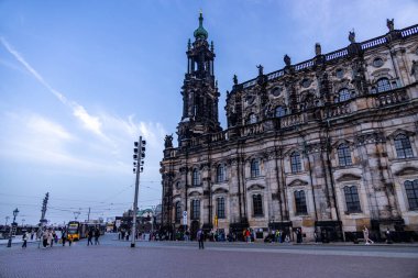 Dresden 'in güzel tarihi şehir merkezinde kısa bir akşam yürüyüşü - Saksonya - Almanya 