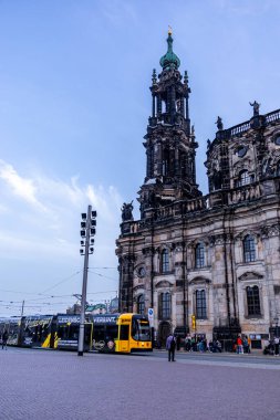 Dresden 'in güzel tarihi şehir merkezinde kısa bir akşam yürüyüşü - Saksonya - Almanya 