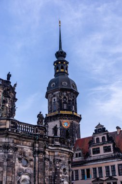 Dresden 'in güzel tarihi şehir merkezinde kısa bir akşam yürüyüşü - Saksonya - Almanya 